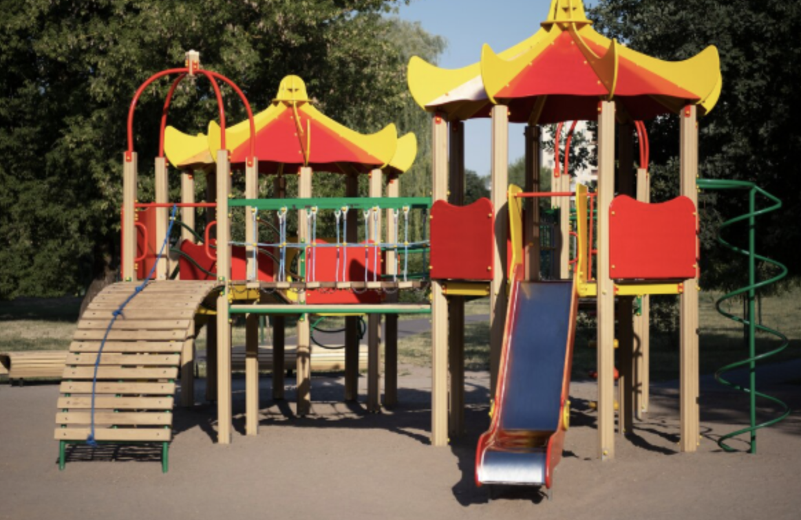 4 Factors to Consider When Choosing Playground Equipment for Your Kids