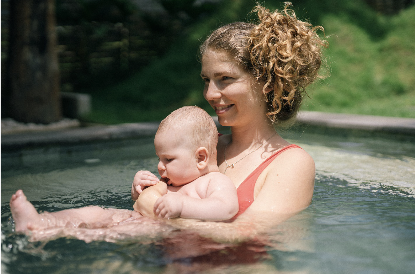 How to Teach Your Baby to Swim at 6-12 Months Old | Woombie