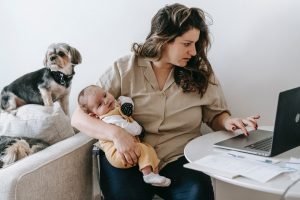 How To Start a Side Hustle While Being a Mom