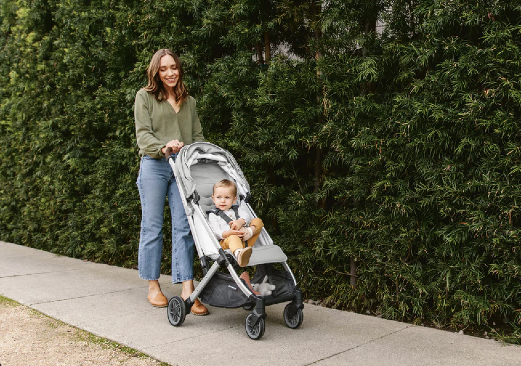  Effortless Folding: Strollers That Collapse Easily for On-the-Go Parents